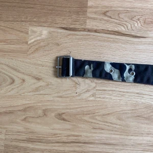 Kamouflage skärp - Ett jätte fint grönt (kamouflage) skärp. Använd jätte få gånger och är lika bra som när jag fick det. Frakt kostnad: 10 kr