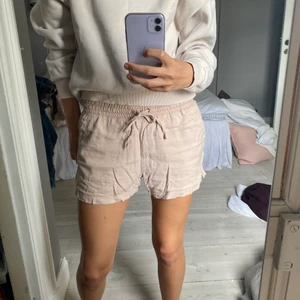 Linneshorts  - Fina shorts från H&M i linneblandning. Beige/rosa, jättefint skick