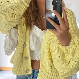 Kofta från zara - Supersnygg gul kofta från zara, köpt förra sommaren men bara använd 3-4 ggr storlek L men passar mindre också!!