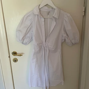 Skjortklänning  - Perfekta vita klänningen till varma sommardagar!! 