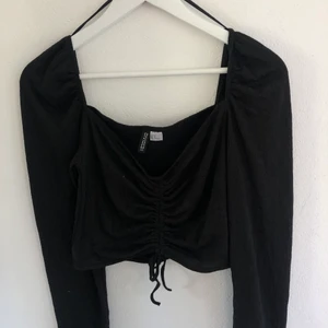 Svart topp - Säljer denna superfina toppen då den tyvärr inte passar.  Materialet framgår på andra bilden☺️ Storlek M Köpare står för eventuell frakt<3