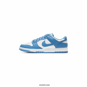 Nike dunk low UNC  - Hej! Har ett par helt nya Nike dunks i storlek 35. Dem är aldrig använda och ligger i sin original förpackning. 