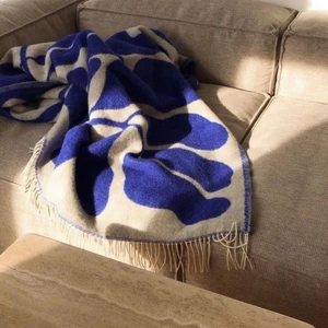 Linnea Anderssons Blå filt - Linnea Anderssons underbara blåa filt från Arket. Helt ny med lappar kvar. Möts upp i Stockholm 💘  Måtten är 130x200 cm och materialet är 100% lammull. Den kostar 790 i butik. Hör av dig om du har fler frågor :)   (Bilderna är lånade)  