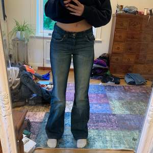 Skitsnygga bootcut jeans med en svart rand på sidan. Jag är 178cm som referens
