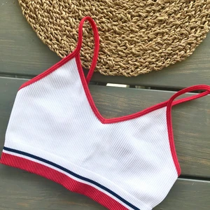 Crop top Zara - Superfin ribbad crop top med röda och blå detaljer från Zara. Endast provad, aldrig använd. Säljer eftersom den var för liten för mig. Strl: XS-S   Pris: 60kr + frakt