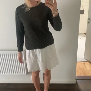 Glittrig tröja - Säljer en superfin collegetröja med glitter❕❕💓 Storlek står ej men passar mig perfekt som vanligtvis har M!