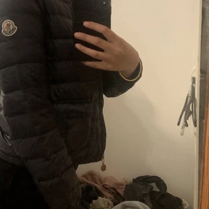 Moncler jacka  - Moncler jacka i fint skick men märken på användning finns, helt äkta inget kvitto men Qr finns. Det e en barnstorlek där av priset lite också. Passas xs/xxs Skickar mer bilder vid förfrågan och kan gå ner i pris vid snabb affär