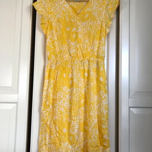 Super fin sommarklänning från Saint Tropez strl xs men skulle säga att den passar en s-m - Endast använd 2 gånger och är i mycket fint skick💕