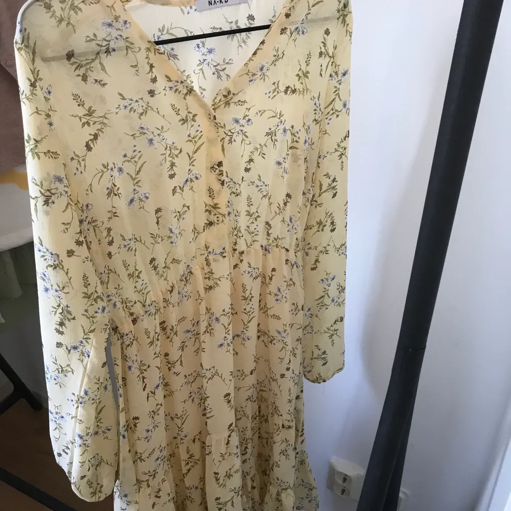 Säljer denna super fina och sommriga klänningen från NA-KD i nytt skick 💕 Säljer då den inte helt var min stil😊 Om fler är intresserade, buda i kommentarerna! 💕. Klänningar.