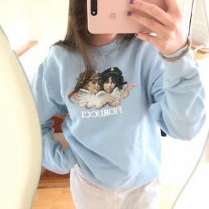 Fiorucci sweater  - Ljusblå fiorucci tröja i storlek L. Sitter lagom oversized på mig som vanligtvis har M. Den är i nyskick! Färgen är exakt som på första bilden.