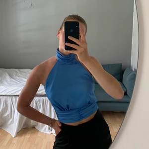 Satin topp - Intressekoll på denna superfina tröjan från Gina tricot. Man knyter tröjan själv i ryggen! Kom med bud, frakt ingår