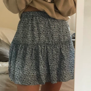 Sommarkjol - Säljer en helt ny och endast testad kjol, drog av prislappen men sedan ångrade jag mig. Nypris 300kr säljer för 260💕