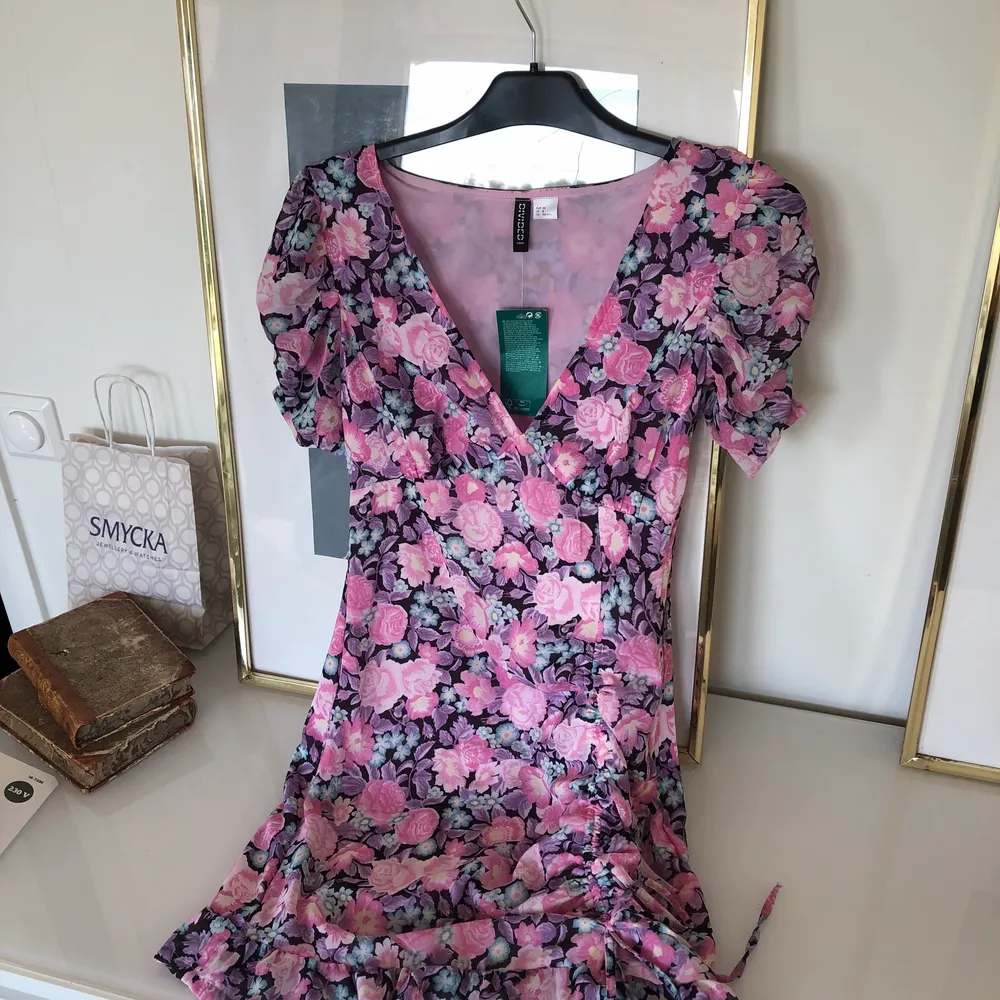 Jättesöt ny blommig klänning med volanger och puffärmar, det finns band att dra åt i nedre delen av klänningen så man kan justera längden💕 mer pastellfärgad i verkligheten än på bilden. Klänningar.