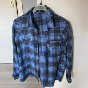 Säljer denna blåa flanellskjorta, som inte kommer till användning längre. Den har använts några få gånger.