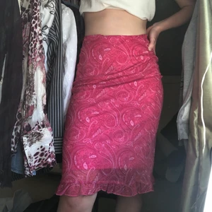 Kjol - Superfin rosa kjol! Storlek står inte tyvärr men uppskattar till ca 36, resår i midjan dock så passar nog 34-38❤️