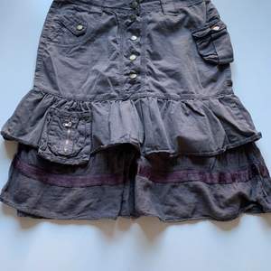 Knälång kjol från VILA med snygga detaljer