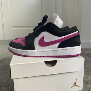 Air Jordan 1 Low Cactus Flower - INTRESSEKOLL!                                                                  Skitsnygga och helt nya Air Jordan 1 low cactus flower till salu. Skriv gärna om ni är intresserade!