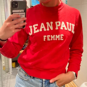 Jean Paul - Säljer denna röda crewneck från Jean Paul femme.  Super fin röd färg för sommarn.