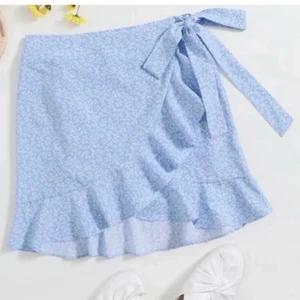 Volang kjol  - Säljer denna fina kjol som jag aldorg fått användning för, där av väldigt bra skick. Kom privat för egna bilder eller frågor! Buda gärna 💖💖🤩