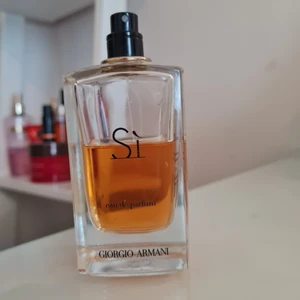 Si parfym  - Parfym har gott lutar, 100 ml men kvar halv 50 ml. Nypris är 1200 kr.