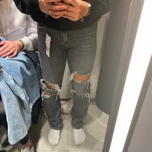 Zara jeans  - Säljer dessa urtvättade byxor med hål i från zara. Ett av mina favorit byxor, som jag nu har tröttnat på. De sitter jätteskönt och är lite pösigare vid fötterna. Skicka privat för flera bilder. 😊