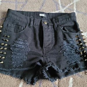Shorts hög midja BikBok  - Vänligen läs noga innan du köper. Shorts med nitar från BikBok i storlek XS. De har hög midja och knäpps med knappar. Köparen står för all eventuell fraktkostnad. Endast swish och betalning sker innan vara levereras eller i samband med överlämning. 