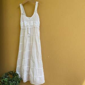 Gullig vit sommar klänning, i storlek S. Bomull. Supergullig till picknick eller stranden!!✨