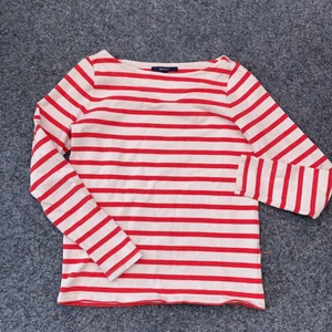 Randig tröja - Vit och rödrandig tröja från gant  i storlek xs, bra skick