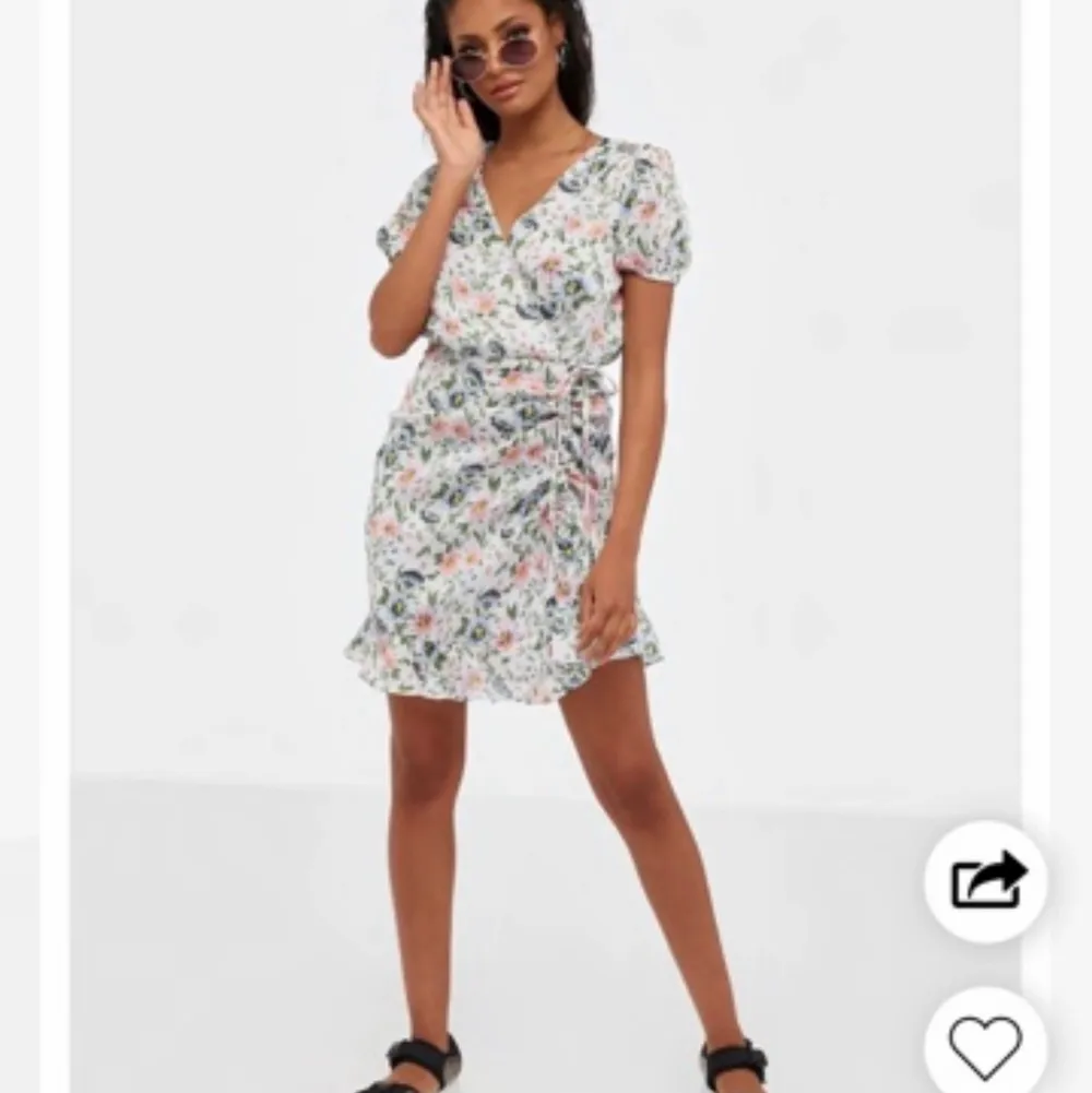 Säljer denna så fina klänningen köpt på Nelly förra sommaren. Endast använd 1 gång köpt för 400 säljer för 150+frakt💞. Klänningar.