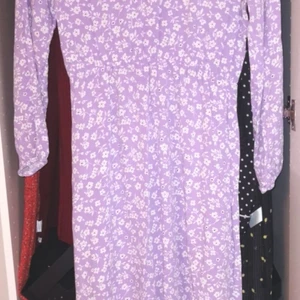 Lång klänning I storlek M  - MaxiKlänning som är köpt utomlands i storlek M passar även S. Den är inte tajt väldigt luftig och skön till sommaren 