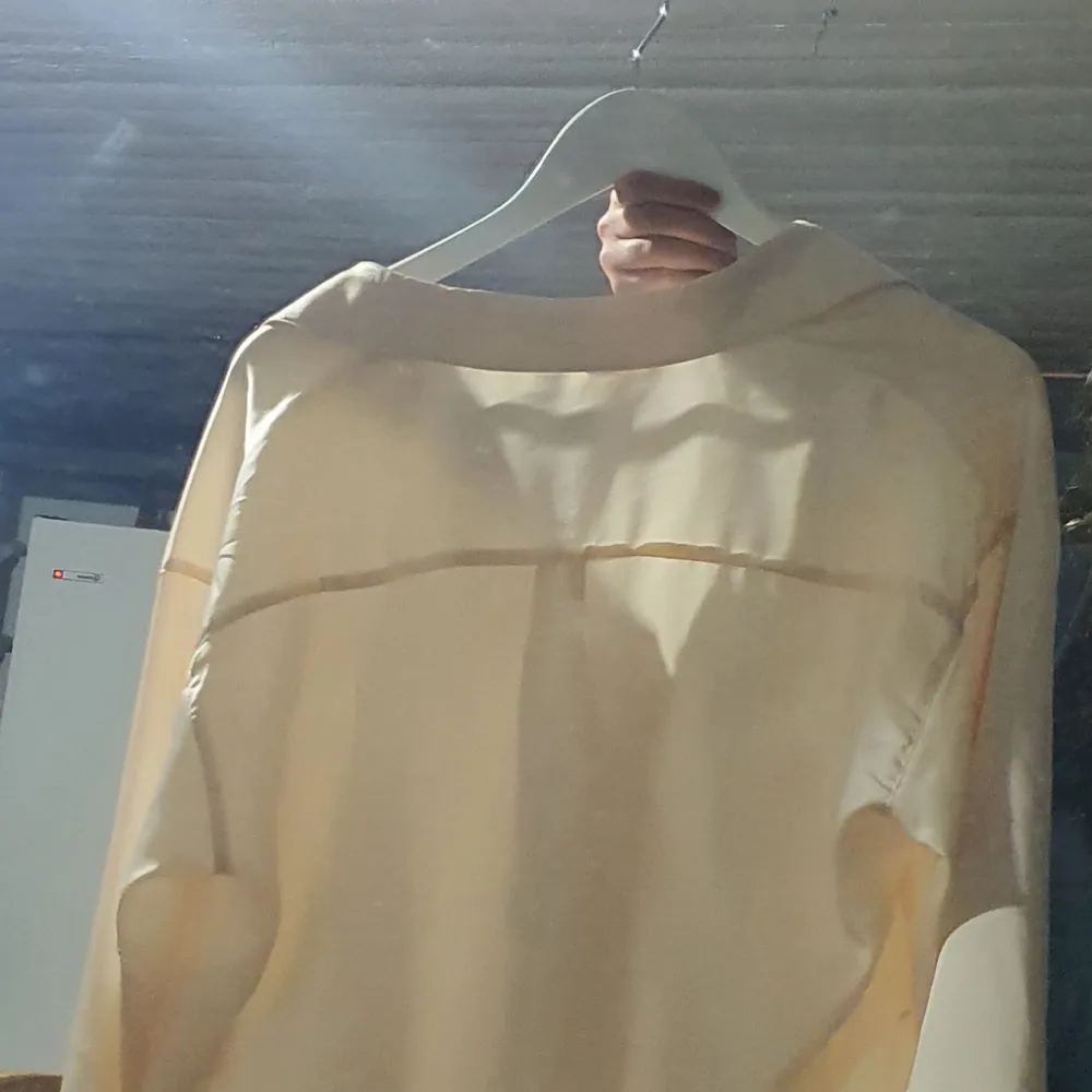 Fin oversized skjorta i silkes likt material. Liten i storlek men sitter väldigt baggy.. Skjortor.