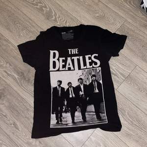 T-shirt med Beatles-märke, frakten blir 29kr🤎
