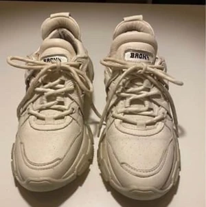 Bronx sneakers - Stl 37. Köpta för 1799kr, verkar inte gå att köpa längre. Nyskick, använda fåtal gånger. Vita/cremevita