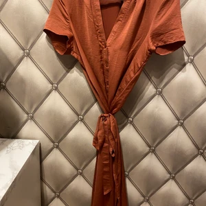 Orange/brun klänning - Köparen står för frakten