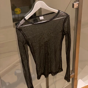 Tröja - Säljer denna fina glitter tröja i storlek S. Använt 2 gånger