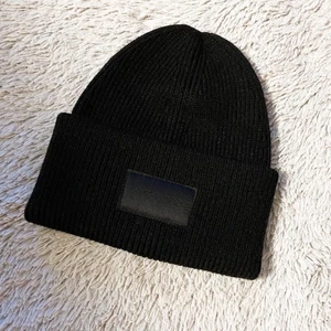 Dam mössa svart one size NY - Helt ny & oanvänd dam mössa från Even&Odd. Strl one size. Köptes i våras men glömt av den. Finns inget att anmärka på. 100kr + 24kr porto