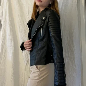 Skinnjacka storlek 36 - Jättefin sparsamt använd skinnjacka från Chiquelle. Storlek 36 men skulle säga att den är mer av en 34. Säljer pga att den inte används. 