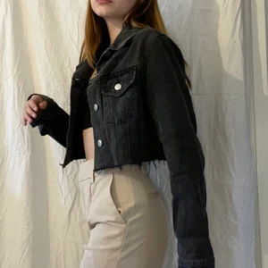 Cropped jeansjacka  - Croppad svart jeansjacka från bikbok. Använd en del men i jättefint skick. 