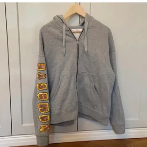 Sandro hoodie - Sipper hoodie från sandro med texten ”namaste” i pärlglitter på sidan. Aldrig använd. Storlek 2. Köpt för 39000kr
