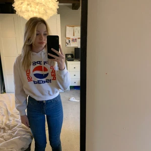 HM hoodie pepsi - Pepsi hoodie från HM (divided) storlek xs, jättefin passform, bra skick                    Köparen står för frakten (66kr)☺️