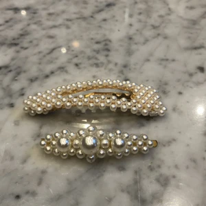 Helspännen  - Vita och blåa hårspännen,från glitter använd Max 10 gånger 5kr st