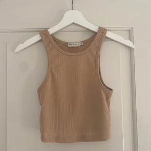 Topp - Beige topp, aldrig använd. Stl S köpt på JFR