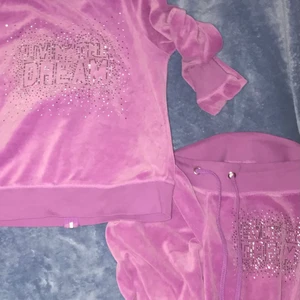 Mjukisset - Säljer mitt mjukisset som inte längre kommer till användning. ‼️Obs (det finns ingen snörning till koftan, endast till byxorna) ‼️  Storlek M på koftan och storlek L på byxorna.   Har några glitterstenar, vissa har ramlat av (se bild).   Det står living the dream på båda.  96 kronor, inklusive frakt 💕  60 kronor om vi möts upp💕