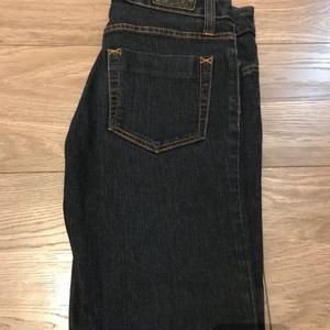Jeans - Mörka jeans i strl 26/30. Använt skick. Köparen står för eventuell frakt. 