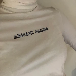 Armani polo  - Vit Armani polo med blått tryck. Superfint skick! Small 