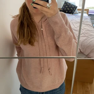 Softgoat hoodie - Säljer min sjukt fina och sköna hoodie från softgoat i väldigt bra skick😇Passar så bra nu till hösten och vintern🙏🏽Köpt för 2800 säljer för 600❤️‍🔥