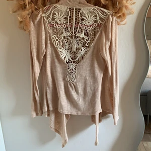 Tsega kofta romantisk kofta spets s/m - Superfin kofta med vacker bakdel, broderat detalj med mönster. Ljusbeige med vita/krämfärgads detaljer bak. Samfraktar!