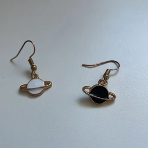 Shein örhängen planeter! - Shein örhängen planeter! Storlek one size 15kr du kommer att få ett inte andvänt par av örhängen. 