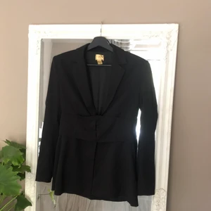 blazer med korsett - Otroligt snygg blazer ifrån h&m med korsett. Inga defekter!