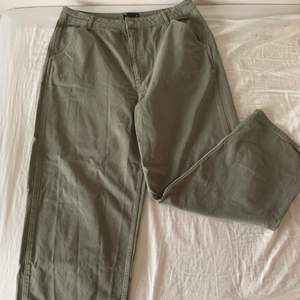 Helt oanvända khaki-gröna chinos/jeans i storlek 46! ✨🌸 Köparen står för frakt 😊